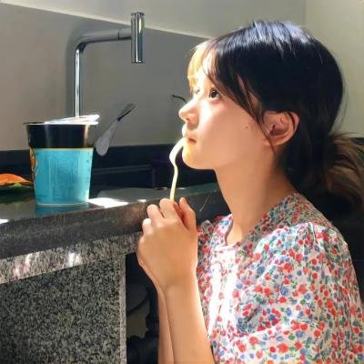 庭院里的女人